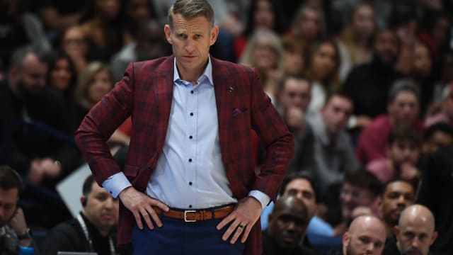 Alabama Crimson Tide head coach Nate Oats looks on from the sideline during the second half against the Florida Gators at Bridgestone Arena.